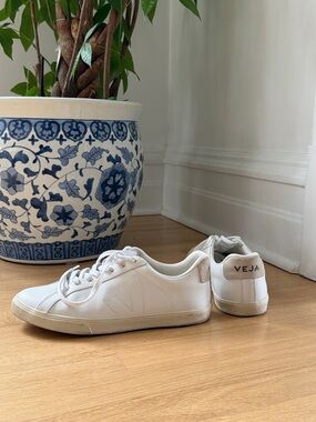 Veja White Leather Low-Top Sneakers size 9